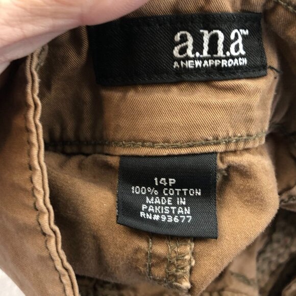 A New Approach A.N.A  Womens Cargo Capris Pants Size 14P Outdoors Tan Utility - Picture 3 of 14
